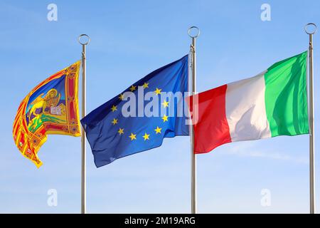 Vicenza, VI, Italia - 6 novembre 2022: Sventolare bandiere D'ITALIA, D'EUROPA e della Regione Veneto Foto Stock