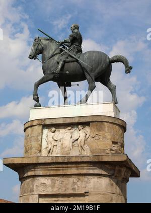 Padova, PD, Italia - 15 maggio 2022: Statua equestre di Gattamelata è una scultura italiana del Rinascimento di Donatello, nei pressi della Basilica di Sant'Antonio Foto Stock