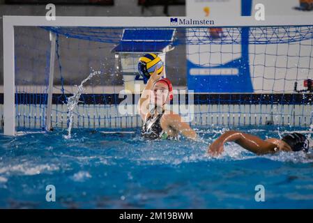 Roma, Italia. 10th Dec, 2022. Britt Anna VAN DEN DOBBELSTEEN (ZV De Zaan) durante la partita SIS Roma vs ZV De Zaan.turno preliminare II della LEN Championship League Women Water Polo .at Polo Aquatico Ostia a Roma, 10 dicembre 2022 (Credit Image: © Roberto Bettacchi/Pacific Press via ZUMA Press Wire) Credit: ZUMA Press, Inc./Alamy Live News Foto Stock