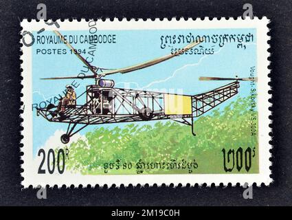 Francobollo annullato stampato dalla Cambogia, che mostra l'aereo Sikorsky VS-300A, circa 1994. Foto Stock