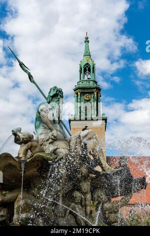 La Fontana di Nettuno (in tedesco: Neptunbrunnen) e St. Chiesa di Maria, conosciuta in tedesco come la Marienkirche a Berlino Foto Stock