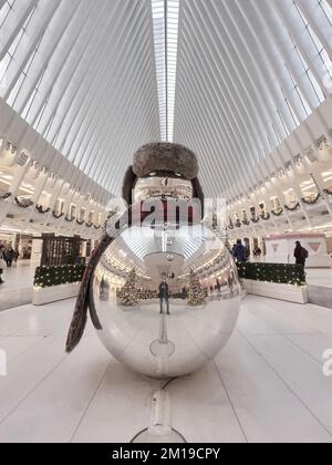 Grande pupazzo di neve al Oculus al World Trade Center di Manhattan, New York Foto Stock