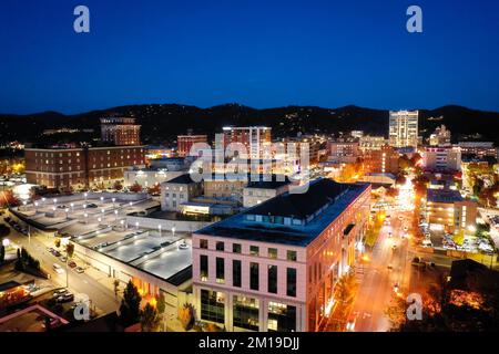 Vista aerea del centro di Asheville, North Carolina di notte Foto Stock