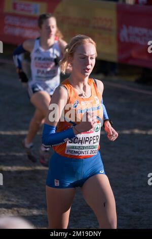 TORINO, ITALIA - DICEMBRE 11: Dione Schipper dei Paesi Bassi in gara per la U20 Women Race durante i Campionati europei di fondo il 11 Dicembre 2022 a Torino (Foto di Federico Tarito/BSR Agency) Credit: BSR Agency/Alamy Live News Foto Stock