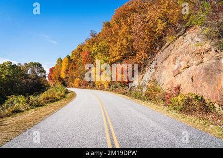 Vista panoramica della Blue Ridge Parkway vicino ad Asheville, nel North Carolina, in autunno Foto Stock