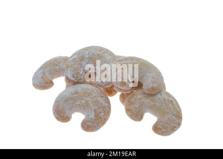 Biscotti di Natale a forma di mezzaluna 'Vanillekipferl', un tradizionale biscotto di Natale austriaco o tedesco - sfondo bianco Foto Stock