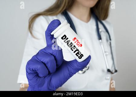 Medicina e concetto di salute. Il medico tiene in mano una medicina, che dice - FERMARE IL DIABETE Foto Stock