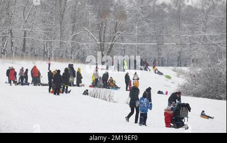 Mosca, Russia. 11 dicembre 2022. Persone che slittano e giocano nella neve durante una giornata nevosa nel centro della città dopo la nevicata notturna a Mosca. Credit: Molakaliva/Alamy Live News Foto Stock
