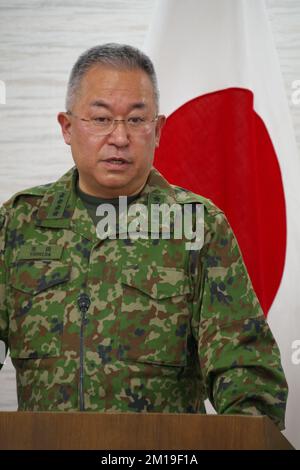 Tokyo, Giappone. 11th Dec, 2022. Il Capo di Stato maggiore della forza di autodifesa di terra del Giappone, il Gen. Yoshihide Yoshida, parla durante la conferenza stampa congiunta di alto livello militare di Giappone-Stati Uniti-Filippine a Camp Asaka a Tokyo, in Giappone, domenica 11 dicembre 2022. Foto di Keizo Mori/UPI Credit: UPI/Alamy Live News Foto Stock