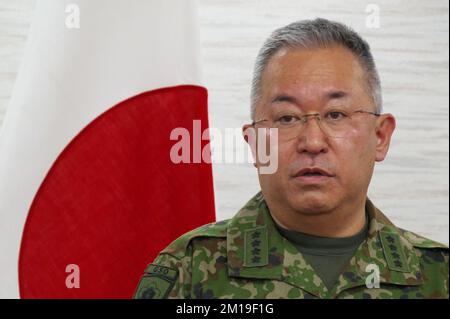 Tokyo, Giappone. 11th Dec, 2022. Il Capo di Stato maggiore della forza di autodifesa di terra del Giappone, il Gen. Yoshihide Yoshida, parla durante la conferenza stampa congiunta di alto livello militare di Giappone-Stati Uniti-Filippine a Camp Asaka a Tokyo, in Giappone, domenica 11 dicembre 2022. Foto di Keizo Mori/UPI Credit: UPI/Alamy Live News Foto Stock