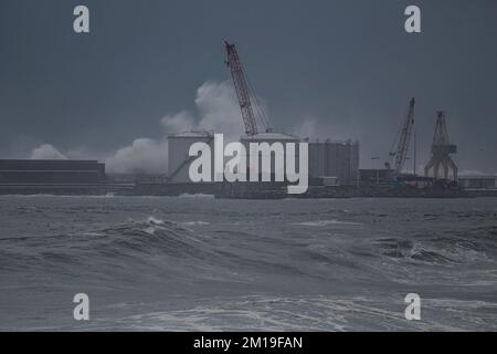 Ingresso al porto marittimo durante la tempesta pesante Foto Stock