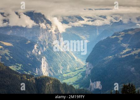 Il Misty Jungfrau si estende sopra la valle di Lauterbrunnen, alpi Svizzere Bernesi, Svizzera Foto Stock
