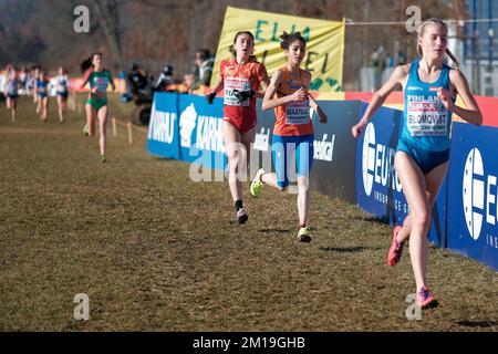 TORINO, ITALIA - DICEMBRE 11: Amina Maatoug dei Paesi Bassi in gara per la U23 Women Race durante i Campionati europei di Cross Country il 11 Dicembre 2022 a Torino (Foto di Federico Tarito/BSR Agency) Credit: BSR Agency/Alamy Live News Foto Stock