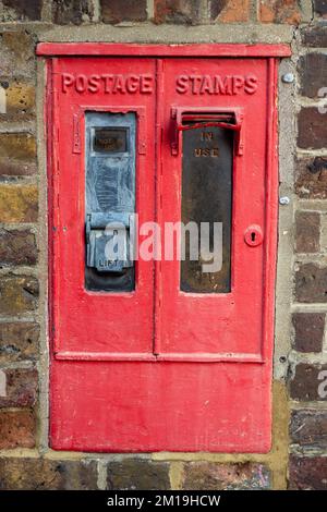 Eton, Windsor, Berkshire, Regno Unito. 8th dicembre 2022. Un vecchio distributore di francobolli decommissionato a Eton High Street. Ulteriori scioperi della Royal Mail si svolgono nel periodo che va fino a Natale, in una disputa sulle condizioni di lavoro e di retribuzione. Credito: Maureen McLean/Alamy Foto Stock