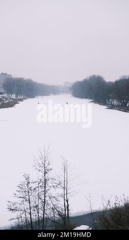 Paesaggio invernale fiume ghiacciato coperto dalla neve a Sumy, Ucraina. E 'presto la mattina di una bella giornata, il sole è in aumento e un po 'di mattina Foto Stock