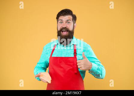 il miglior formaggio che abbia mai assaggiato. caseificio. hippster con barba nel grembiule dello chef. Negozio di prodotti lattiero-caseari. Shopping online. Prodotto gourmet. felice uomo bearded Foto Stock