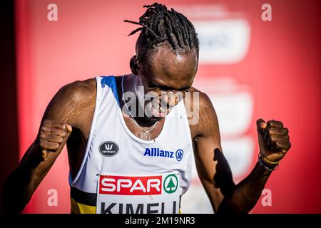 Il belga Isaac Kimeli ha ritratto dopo la gara maschile ai Campionati europei di fondo, in Piemonte, Italia, domenica 11 dicembre 2022. FOTO DI BELGA JASPER JACOBS Foto Stock