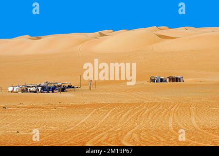 Campo nel deserto beduino nel deserto di Wahiba, Sultanato dell'Oman. Foto Stock