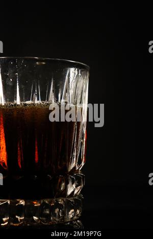Bere spruzzando in una tazza di vetro Foto Stock