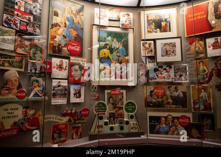 Una mostra di segnali di Coca Cola da tutto il mondo al World of Coca Cola Foto Stock