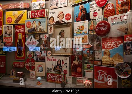 Una mostra di segnali di Coca Cola da tutto il mondo al World of Coca Cola Foto Stock