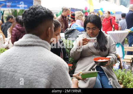 Hanoi, Vietnam. 11th Dec, 2022. La gente ama il cibo al 2022° Festival Internazionale dell'alimentazione ad Hanoi, Vietnam, il 11 dicembre 2022. Il 2022° Festival Internazionale del cibo si è tenuto qui la domenica, con oltre 100 stand con esperienze culinarie uniche provenienti da diverse culture. Credit: HU Jiali/Xinhua/Alamy Live News Foto Stock