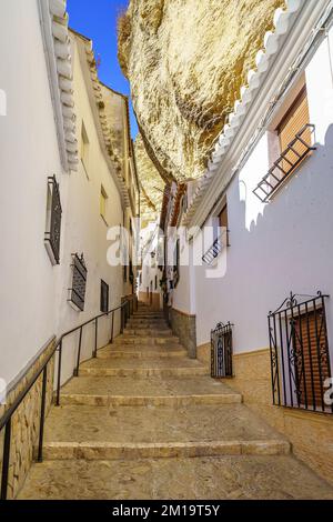 Vicolo stretto e ripido con case scavate nella roccia della montagna, Setenil de las Bodegas, Andalusia. Foto Stock