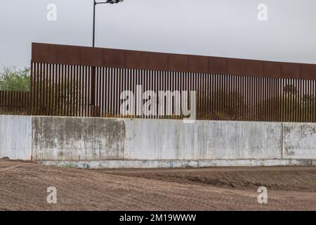 Muro messicano, al confine Messico-USA, in costruzione vicino a McAllen, Texas. Foto Stock