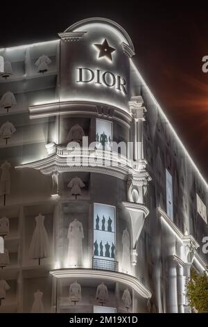 Vista della facciata di Christian Dior Parigi con decorazioni natalizie Foto Stock