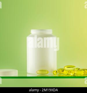 Mockup di pillole naturali bio, vitamine o integratori su sfondo gradiente. Flacone bianco con integratori sani in capsule di gel. Omega 3. Organico v Foto Stock