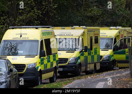 Windsor, Berkshire, Regno Unito. 24th Novembre 2022. Londra ambulanze di emergenza parcheggiate in una strada tranquilla a Windsor, Berkshire, dove i nuovi lavoratori ambulanza sono stati addestrati come guidare le ambulanze. I lavoratori delle ambulanze nel Regno Unito sono previsti per sciopero il 21st e 28th dicembre 2022 per quanto riguarda la retribuzione. Credito: Maureen McLean/Alamy Foto Stock