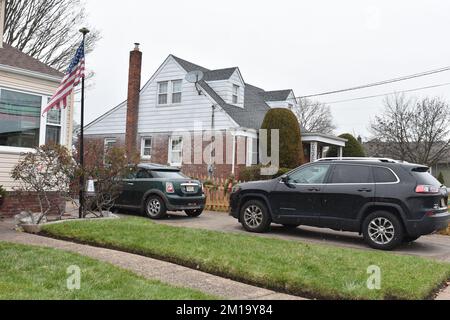 Fair Lawn, Stati Uniti. 11th Dec, 2022. La prima neve della stagione cade in Fair Lawn, New Jersey, il 11 dicembre 2022. (Foto di Kyle Mazza/Sipa USA) Credit: Sipa USA/Alamy Live News Foto Stock