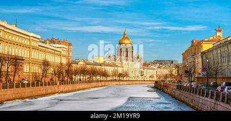 St Petersburg vista verso St La Cattedrale di Isaac dal Ponte Potseluev sul Fiume Moika e Via Bolshaya Morskaya e l'Embankment di Moika Foto Stock