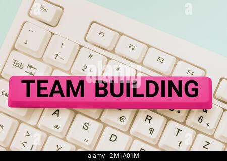 Didascalia di testo che presenta Team Building. Concetto che significa tipi di attività utilizzate per migliorare le relazioni sociali Foto Stock