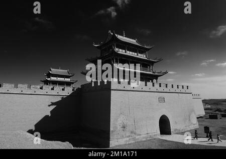 La torre della città di Jiayuguan, Gansu, Cina sotto la luce del sole. le ombre mettono in luce il senso della storia e delle vicissitudini degli antichi edifici Foto Stock
