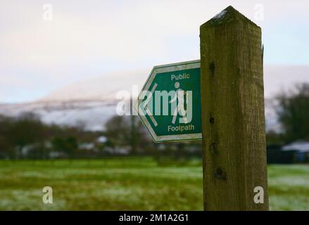 Un cartello sulla strada per Pendle Hill, Lancashire, Regno Unito, Europa Foto Stock