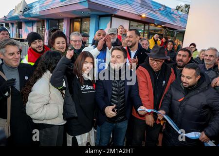 Marsiglia, Francia. 10th Dec, 2022. Benoit Payan (C), sindaco di Marsiglia inaugura il fast-food sociale e solidale 'Après M' installato nell'ex McDonald's nei quartieri settentrionali di Marsiglia. (Foto di Denis Thaust/SOPA Images/Sipa USA) Credit: Sipa USA/Alamy Live News Foto Stock