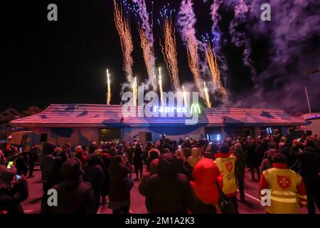 Marsiglia, Francia. 10th Dec, 2022. I fuochi d'artificio sono lanciati durante l'inaugurazione del fast-food sociale e solidale 'Après M' installato nell'ex McDonald's nei quartieri settentrionali di Marsiglia. (Foto di Denis Thaust/SOPA Images/Sipa USA) Credit: Sipa USA/Alamy Live News Foto Stock