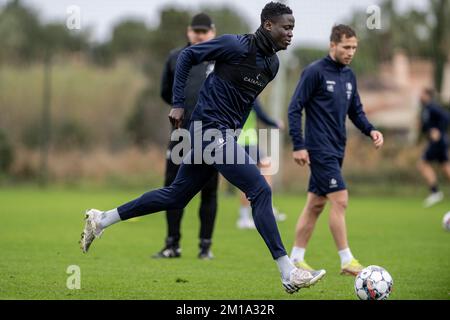 Joseph Okumu di Gent ha ritratto in azione durante una sessione di allenamento presso il campo di allenamento invernale della squadra di calcio belga KAA Gent di prima divisione ad Oliva, Spagna, domenica 11 dicembre 2022. BELGA FOTO LUC CLAESSEN Foto Stock