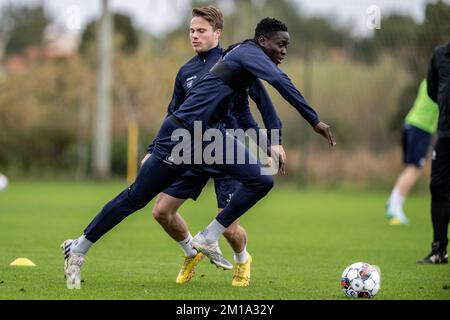 Joseph Okumu di Gent ha ritratto in azione durante una sessione di allenamento presso il campo di allenamento invernale della squadra di calcio belga KAA Gent di prima divisione ad Oliva, Spagna, domenica 11 dicembre 2022. BELGA FOTO LUC CLAESSEN Foto Stock