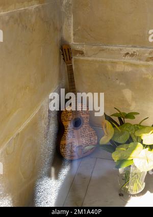 GENOVA, ITALIA, 5 MAGGIO 2022 - la chitarra originale di Fabrizio De Andrè, il famoso cantautore, all'interno della sua tomba nel monumentale cimitero di Genova Foto Stock