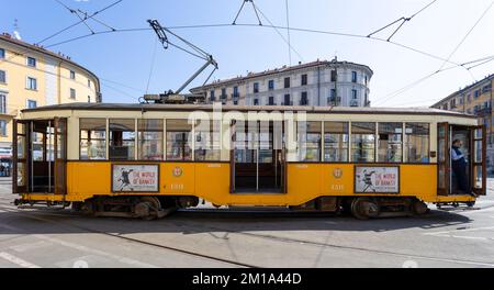 MILANO, 4 APRILE 2022 - Vista su un tipico tram milanese con arredi in legno a Milano. Foto Stock