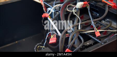 Computer desktop, custodia vuota nera e vari cavi, che vengono provati per essere assemblati in un ambiente domestico Foto Stock