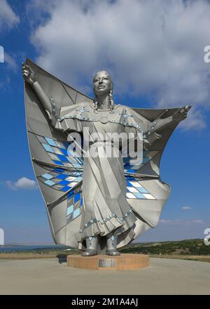 Statua della dignità su un promontorio che si affaccia sul fiume Missouri all'uscita dell'Interstate 90 vicino a Chamberlain, South Dakota Foto Stock