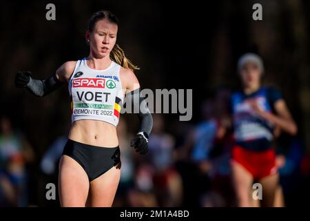 Il belga Julie Voet ha ritratto in azione durante la gara femminile del U20 ai Campionati europei di fondo, in Piemonte, Italia, domenica 11 dicembre 2022. FOTO DI BELGA JASPER JACOBS Foto Stock