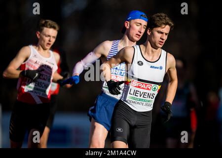 Il belga Mathis Lievens ha ritratto in azione durante la gara maschile del U20 ai Campionati europei di fondo, in Piemonte, Italia, domenica 11 dicembre 2022. FOTO DI BELGA JASPER JACOBS Foto Stock