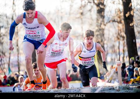 Il belga Mathis Lievens ha ritratto in azione durante la gara maschile del U20 ai Campionati europei di fondo, in Piemonte, Italia, domenica 11 dicembre 2022. FOTO DI BELGA JASPER JACOBS Foto Stock