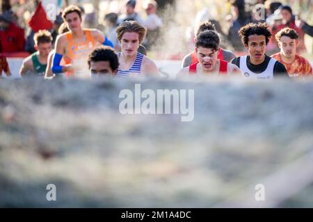 Noah Konteh belga ha ritratto in azione durante la gara maschile del U20 ai Campionati europei di fondo, in Piemonte, Italia, domenica 11 dicembre 2022. FOTO DI BELGA JASPER JACOBS Foto Stock