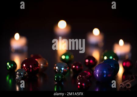 Mettere a fuoco in primo piano con candele sfocate Foto Stock