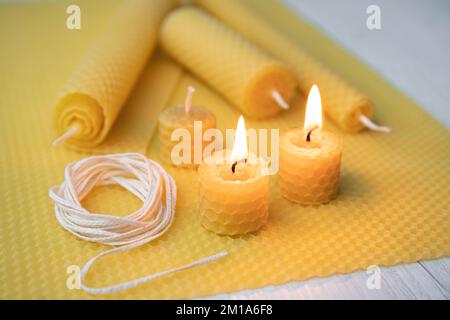 Candele in cera d'api sul tavolo di legno Foto stock - Alamy